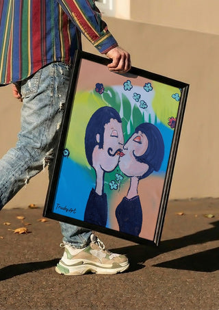Der Kuss im Glücksregen by Trude carried in a black frame along a sunny street